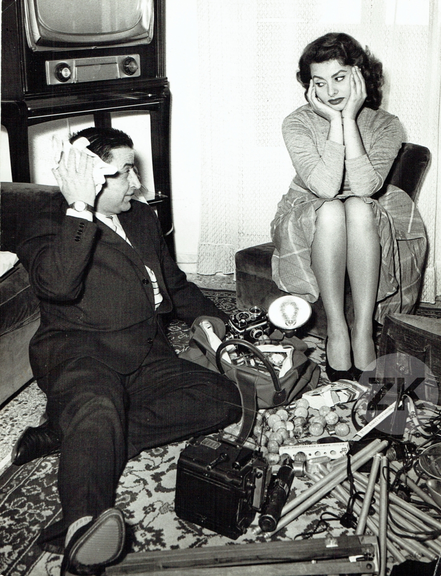 SOPHIA LOREN ET UN PAPARAZZI… -1955